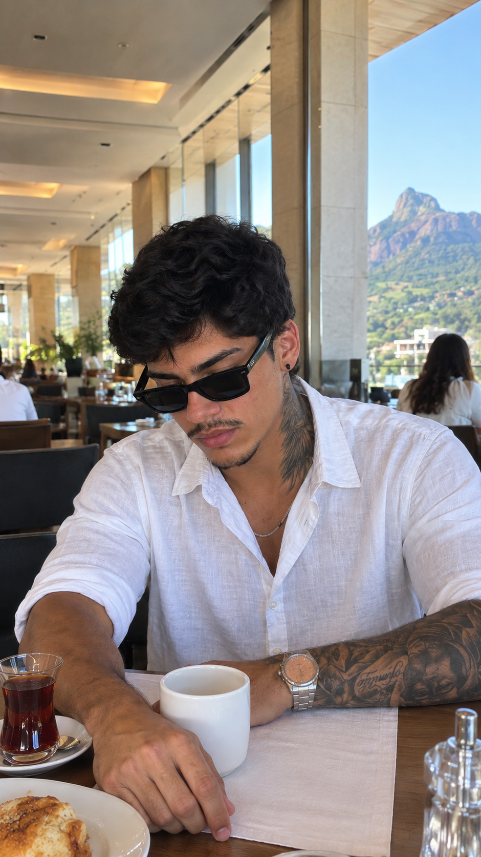 Foto atractiva en un restaurante después de mejorar la imagen del perfil