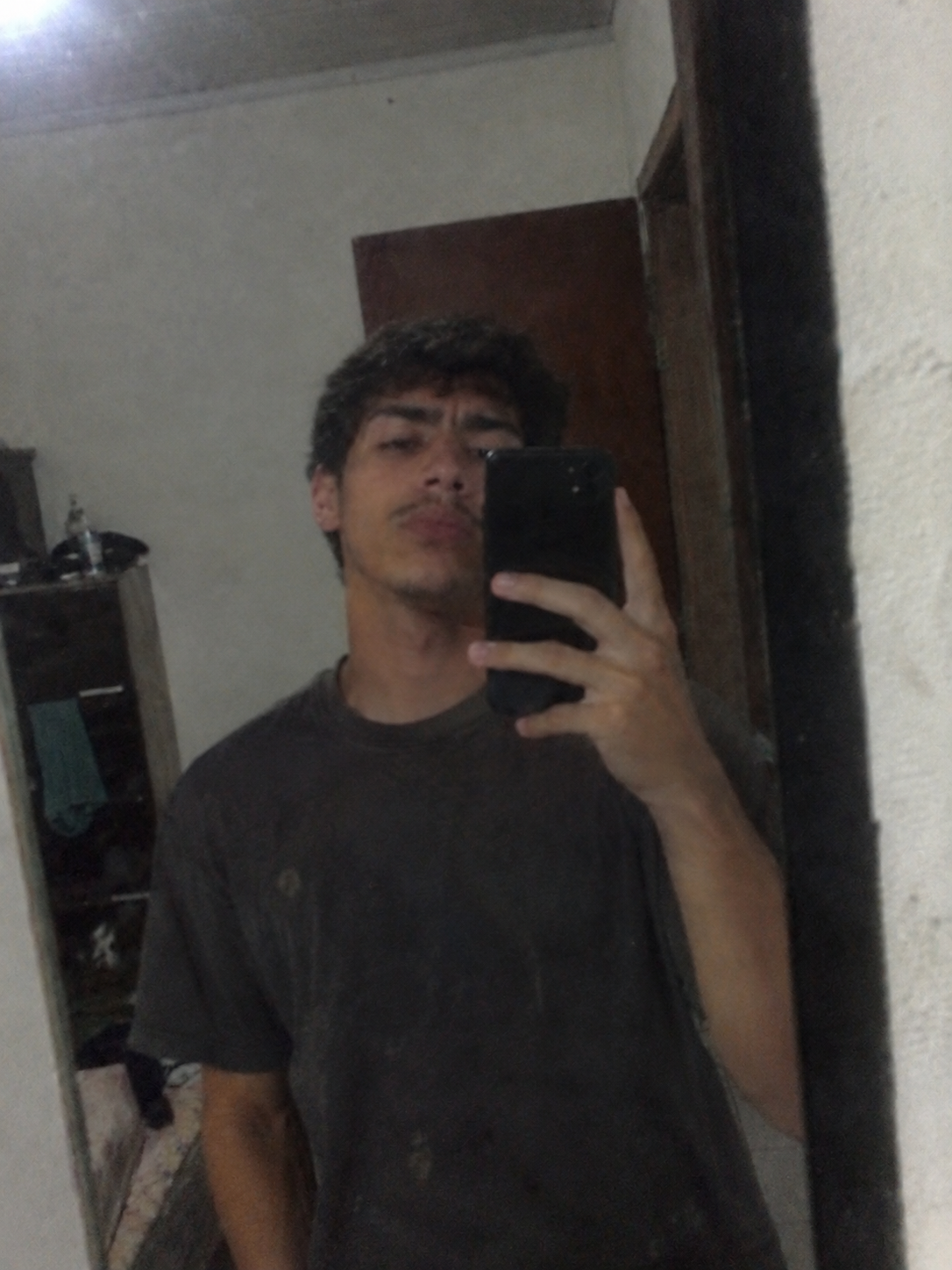 Selfie común frente al espejo antes de mejorar la foto del perfil